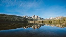 mountain range behind a lake in Stanley, Idaho, a destination for long-distance movers